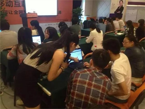 老师走下讲台手把手检查网络营销九连环每一环