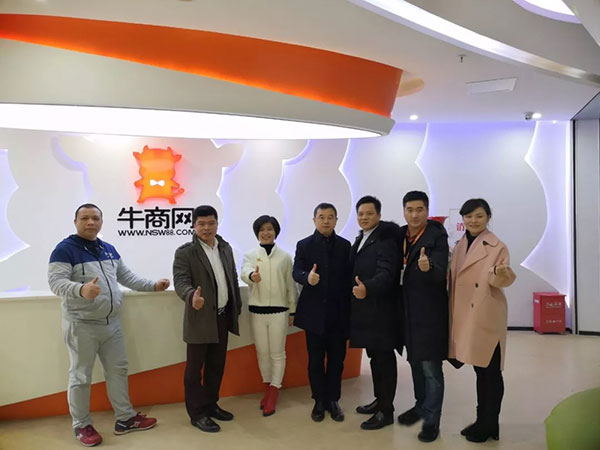 参观合影